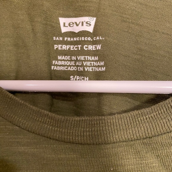Army green Levi’s tee shirt - Picture 3 of 3